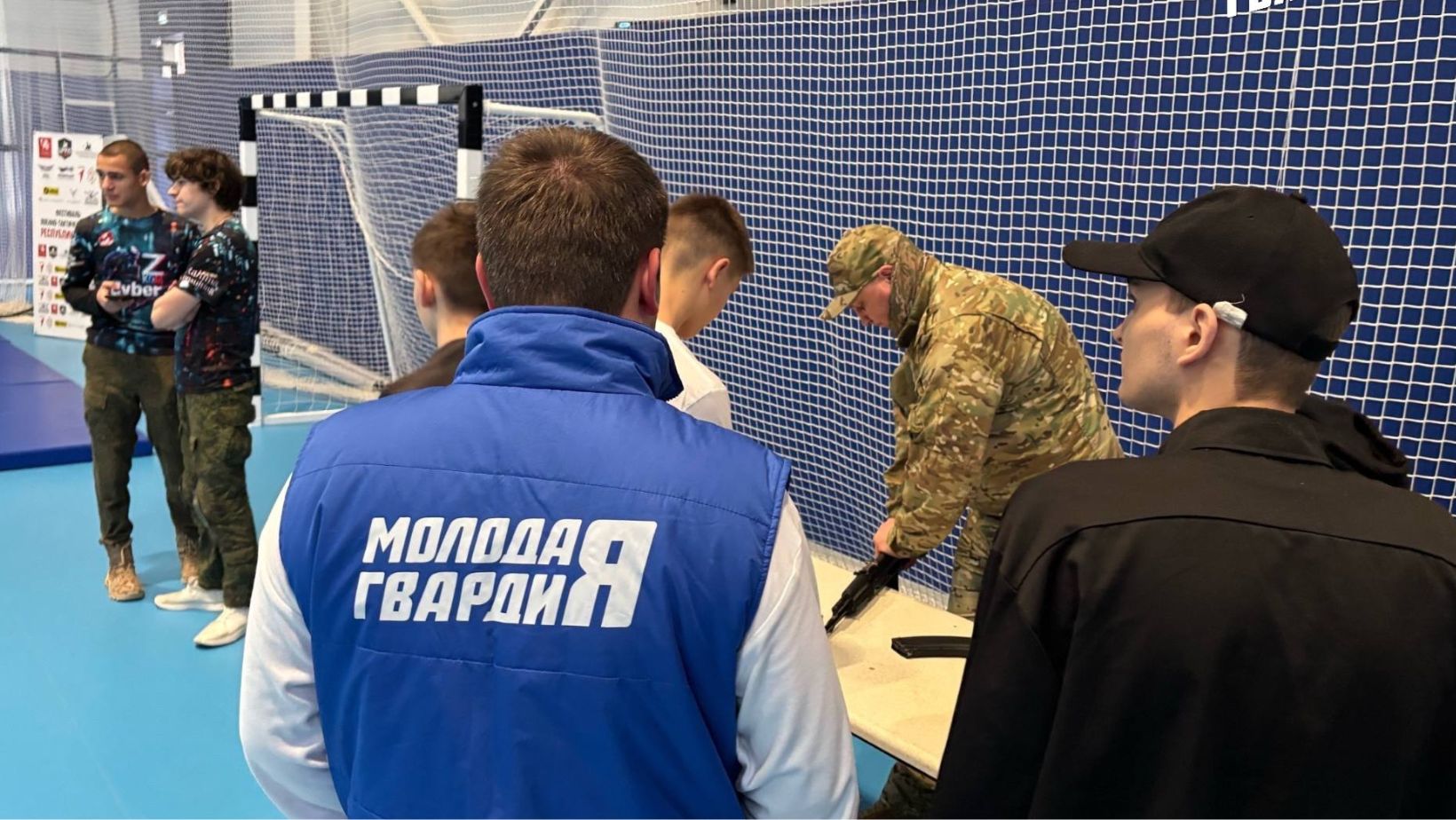 мастер-класс по сборке автомата Калашникова на так называемом "фестивале военно-тактических игр"